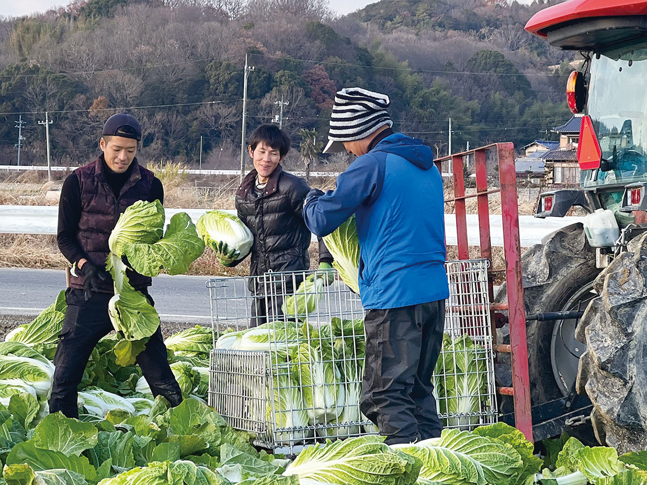 従業員の方たちと協力して作業をします