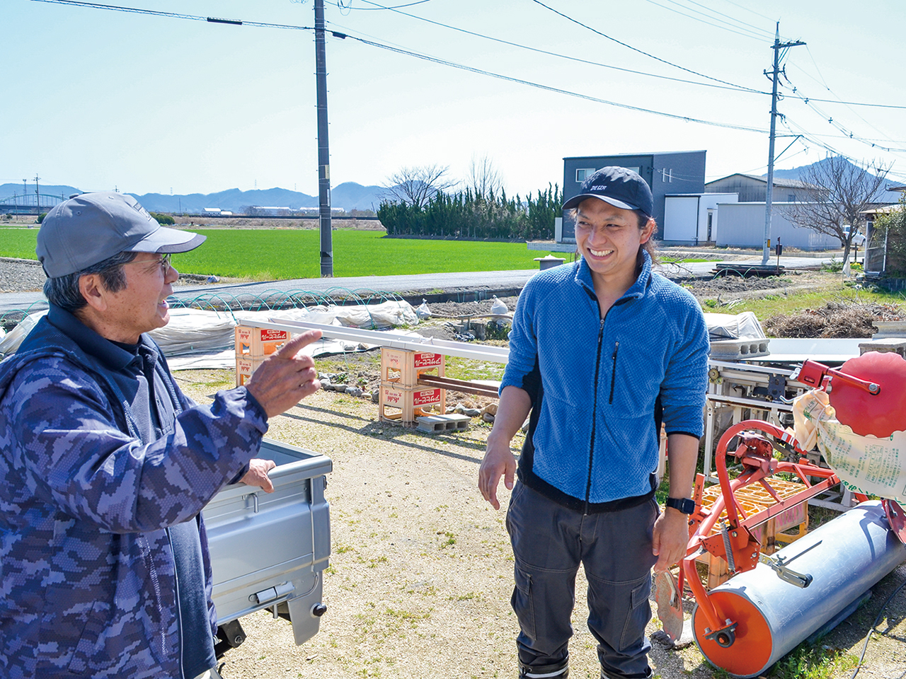 研修先の守屋光男さん（左）に教わる原田さん