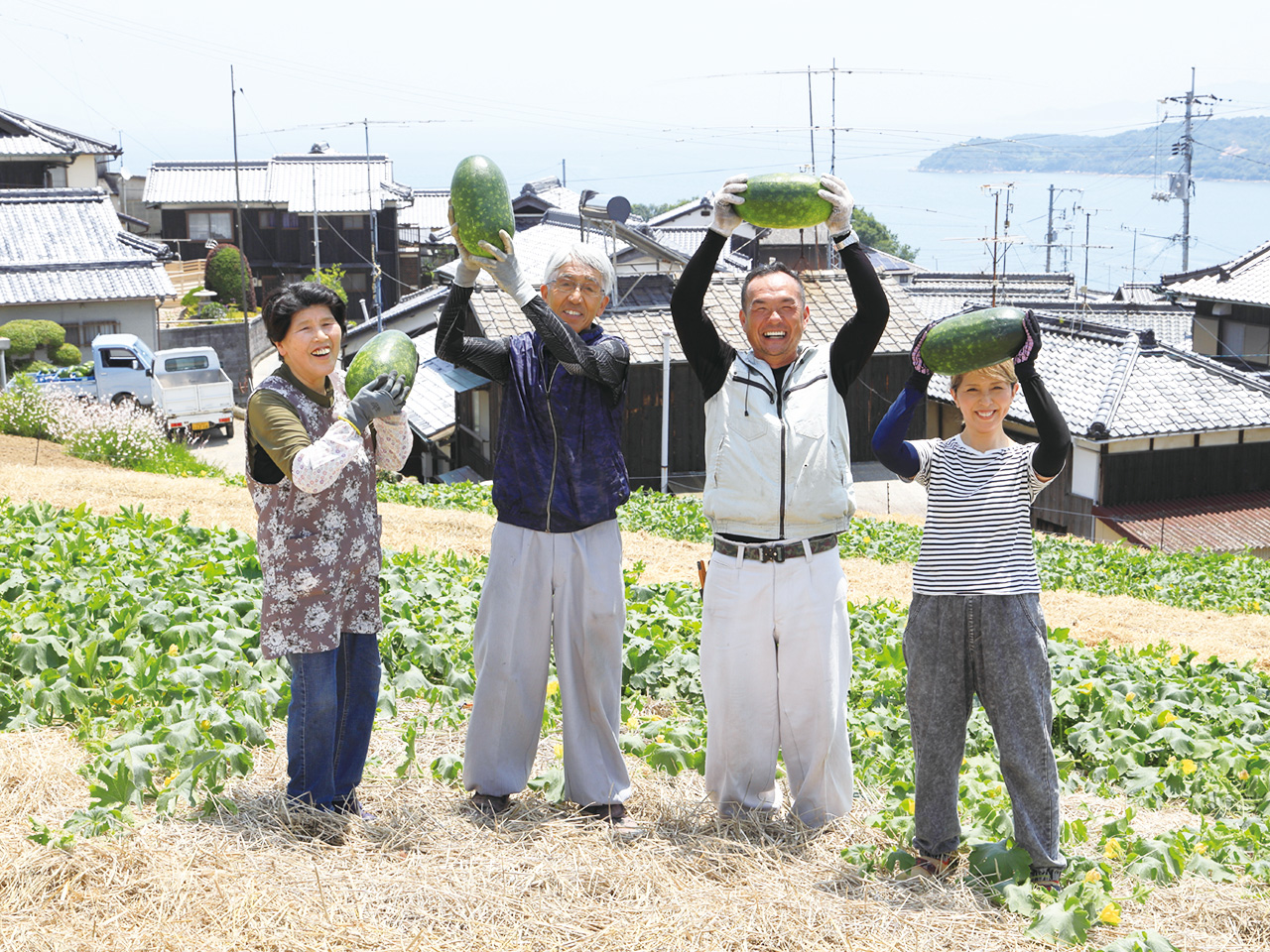 「元気に明るい楽しい農業を」と話す岡﨑さん暑い中でも笑顔での作業姿が印象的