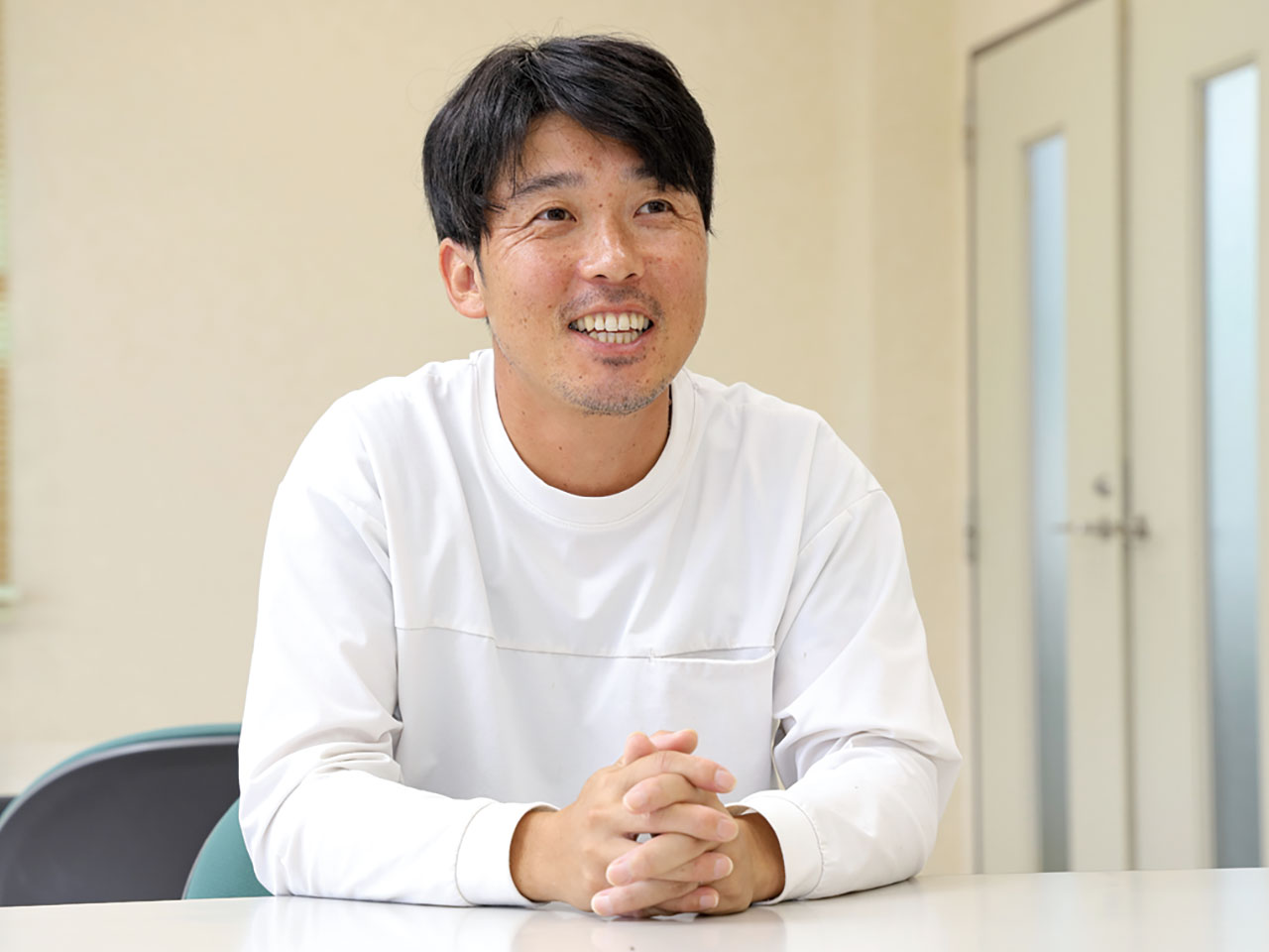 モモ・ブドウづくりについて話す入江さん