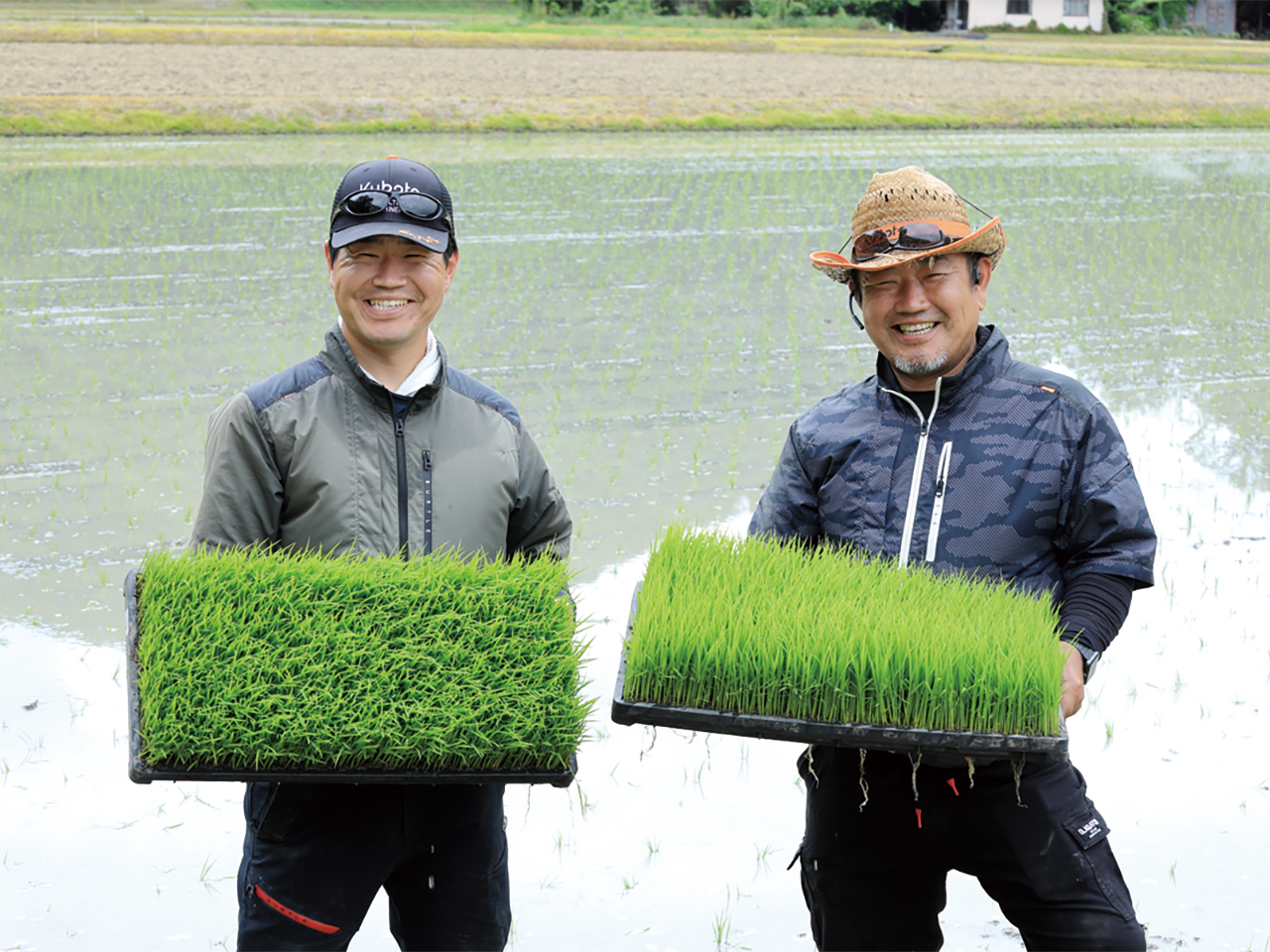 共に汗を流し、農作業に励む藤元親子